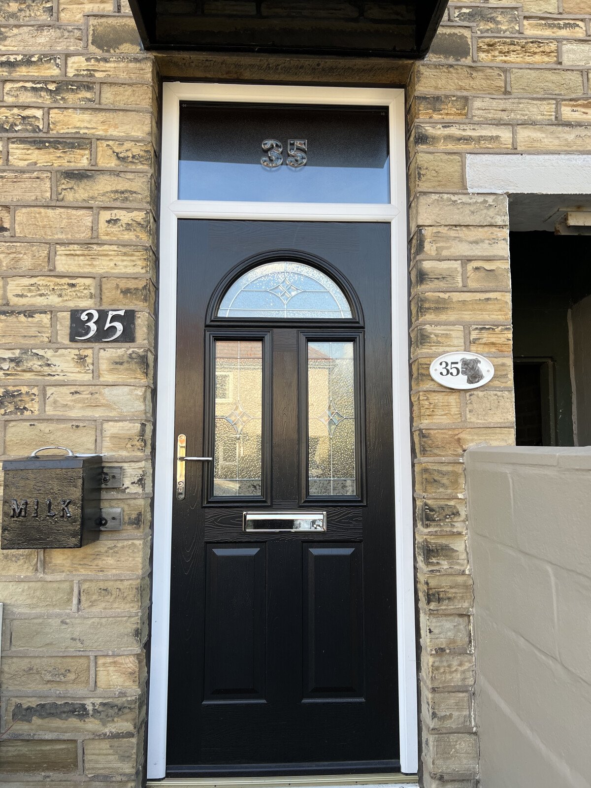 Conway 3 composite door in Schwarzbraun with Elegance glass and bevelled number
