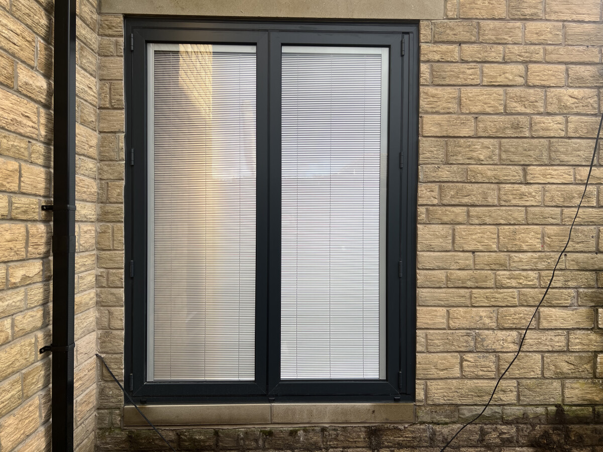 Aluminium bifold doors with integrated blinds