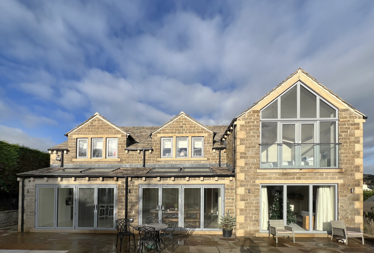 Aluminium bi-fold doors with integrated blinds