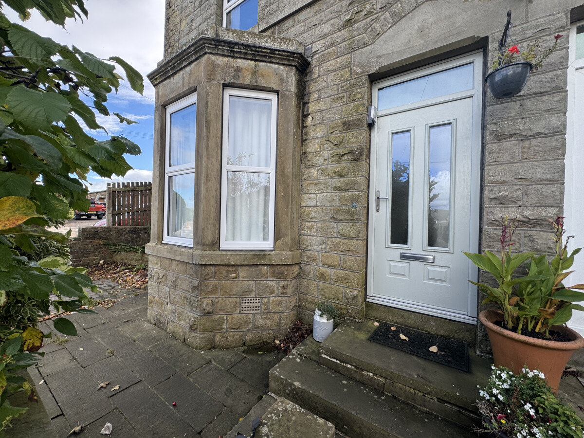 Painswick Edinburgh composite door with integrated top light, Stippolyte glass and graphite door handle and letterbox